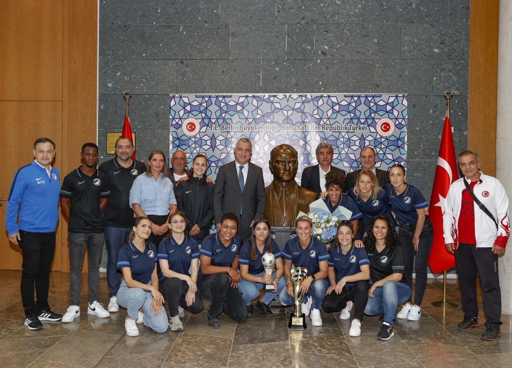 Berlin Büyükelçisi Şen, Türkiyemspor Kadın Futbol Takımı’nı tebrik etti