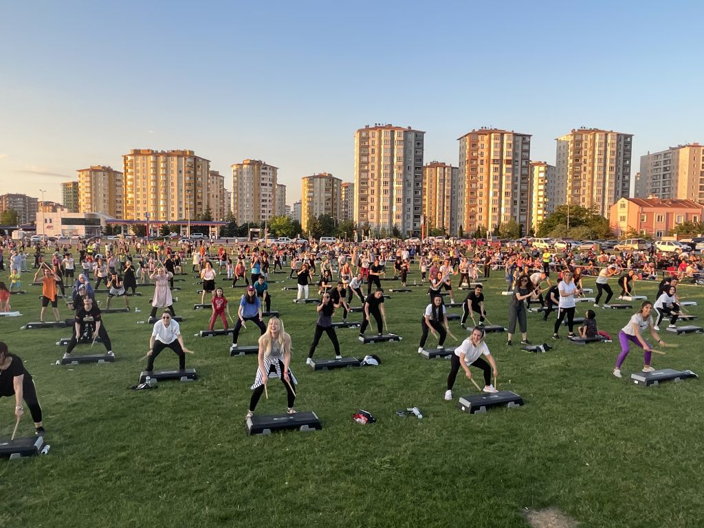 Kayseri’de açık havada müzik eşliğinde spor yapıldı