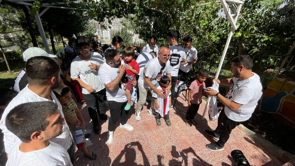 Şanlıurfa’da dezavantajlı çocuklara Beşiktaş forması dağıtıldı