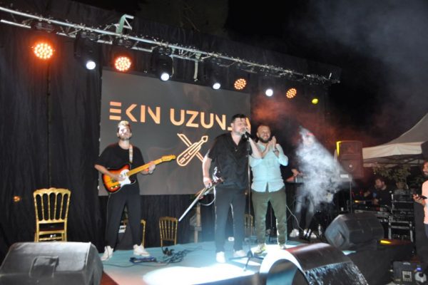 DÜĞÜNDE EKİN UZUNLAR RÜZGARI ESTİ!