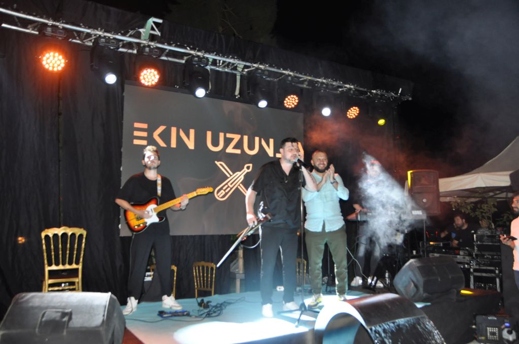 DÜĞÜNDE EKİN UZUNLAR RÜZGARI ESTİ!