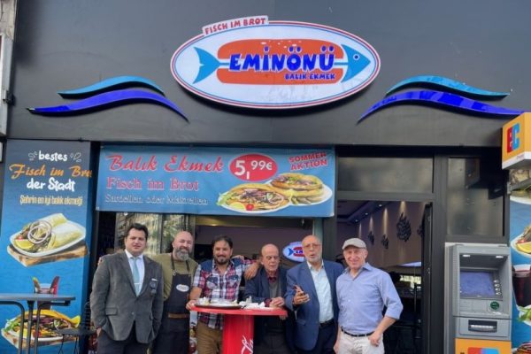 Balık Ekmek ”Hamburg Eminönü” nde yenir