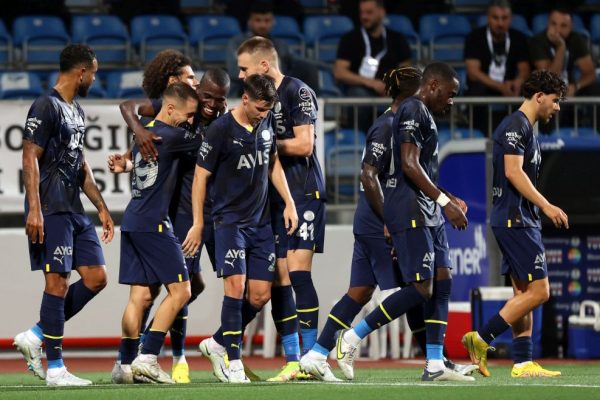 Fenerbahçe on kişi kalan Kasımpaşa’yı dağıttı