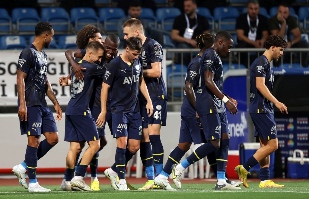 Fenerbahçe on kişi kalan Kasımpaşa’yı dağıttı