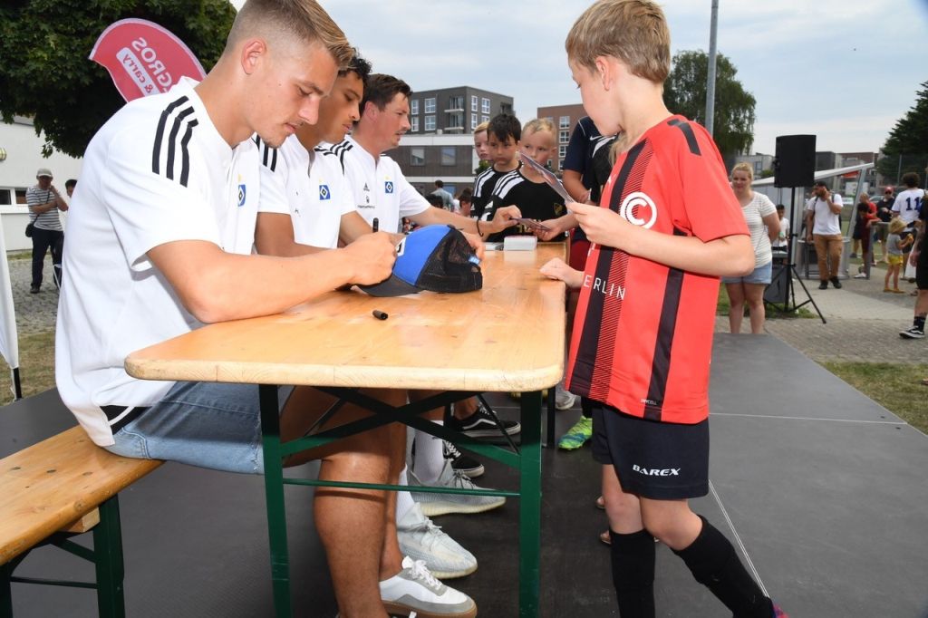 HSV-Stars und Dino Hermann begeisterten bei der Jugendfußballsaison-Eröffnung beim HFV