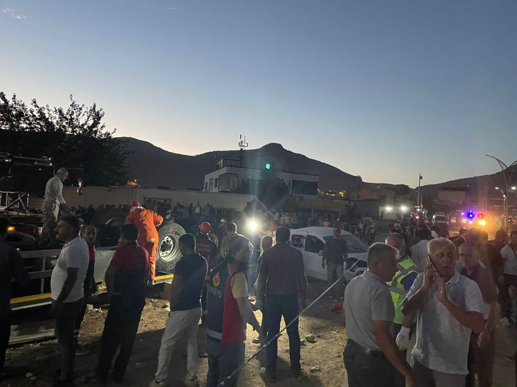 Mardin’de kaza yapan araçlara müdahale edenlere tır çarptı, 10 kişi hayatını kaybetti