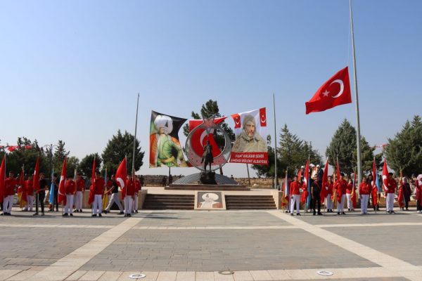Mercidabık Zaferi ve Fırat Kalkanı Harekatı’nın yıl dönümü dolayısıyla Kilis’te tören düzenlendi