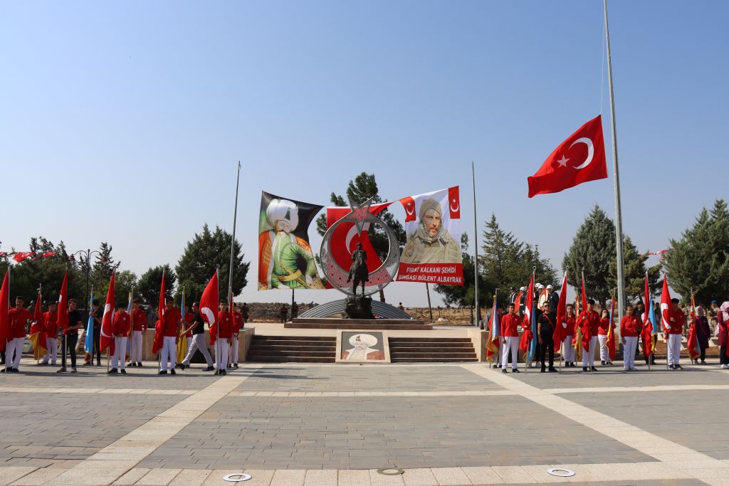 Mercidabık Zaferi ve Fırat Kalkanı Harekatı’nın yıl dönümü dolayısıyla Kilis’te tören düzenlendi