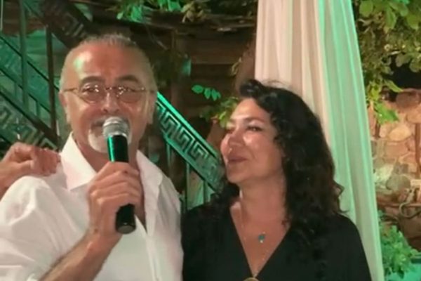 Zoroğlu çifti evliliklerinin 40. yılını ”Sevemez Kimse Seni Benim Sevdiğim Kadar” şarkısı ile sahnede kutladı