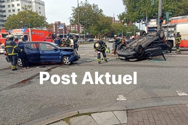 Trafik kazasında araba ters döndü