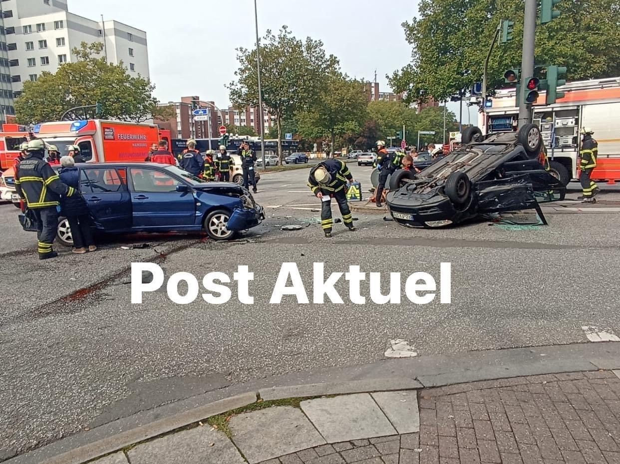 Trafik kazasında araba ters döndü