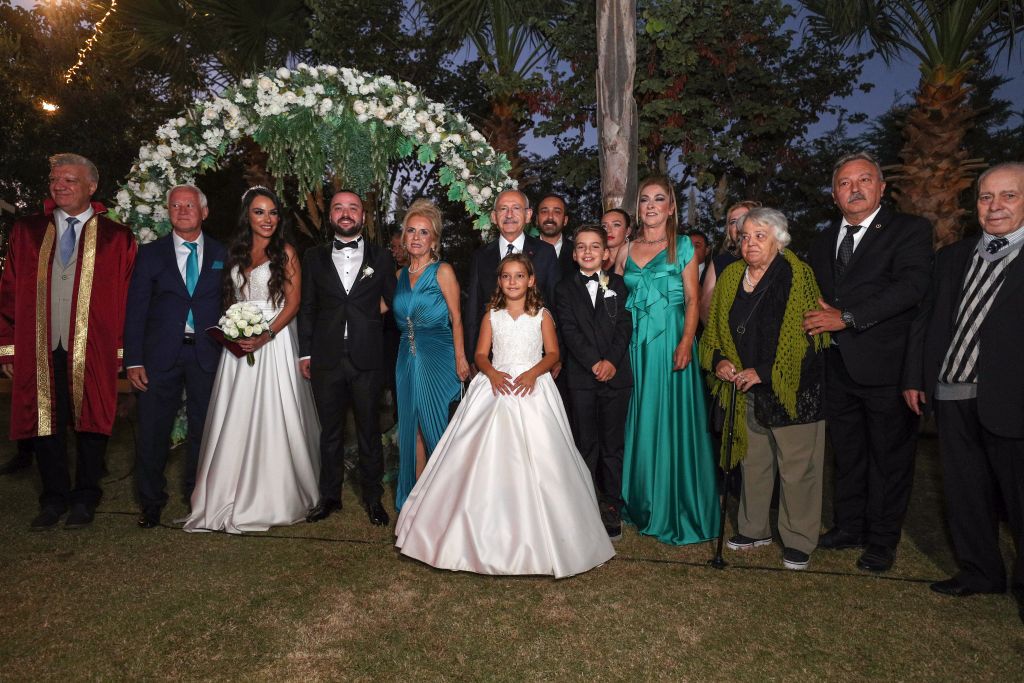 CHP Genel Başkanı Kılıçdaroğlu, İzmir’de nikah şahitliği yaptı
