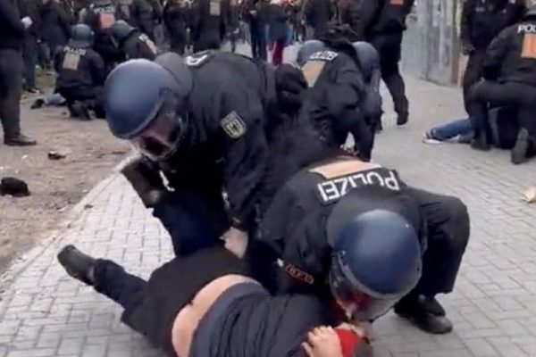 AB bunları hiç görmez. St.Pauli-HSV Maçında Polisin Orantısız Şiddeti