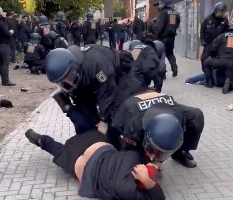 AB bunları hiç görmez. St.Pauli-HSV Maçında Polisin Orantısız Şiddeti