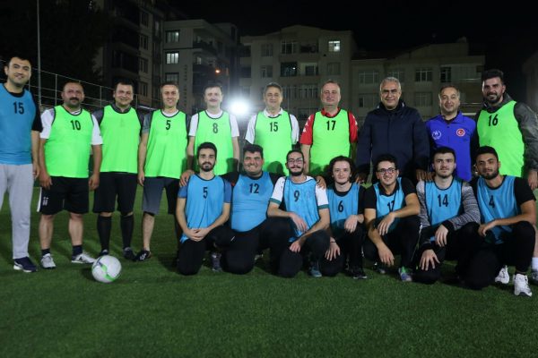 Sinop Valisi gençlerin halı saha maçı teklifini kırmadı