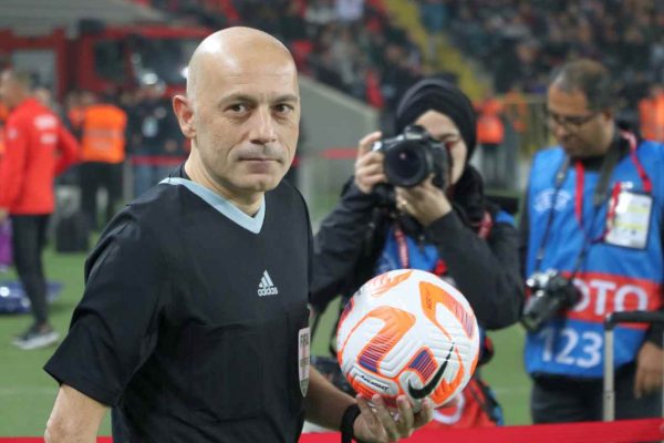 <strong>Cüneyt Çakır, Gaziantep’teki milli maçta aktif hakemlik kariyerini noktaladı</strong>