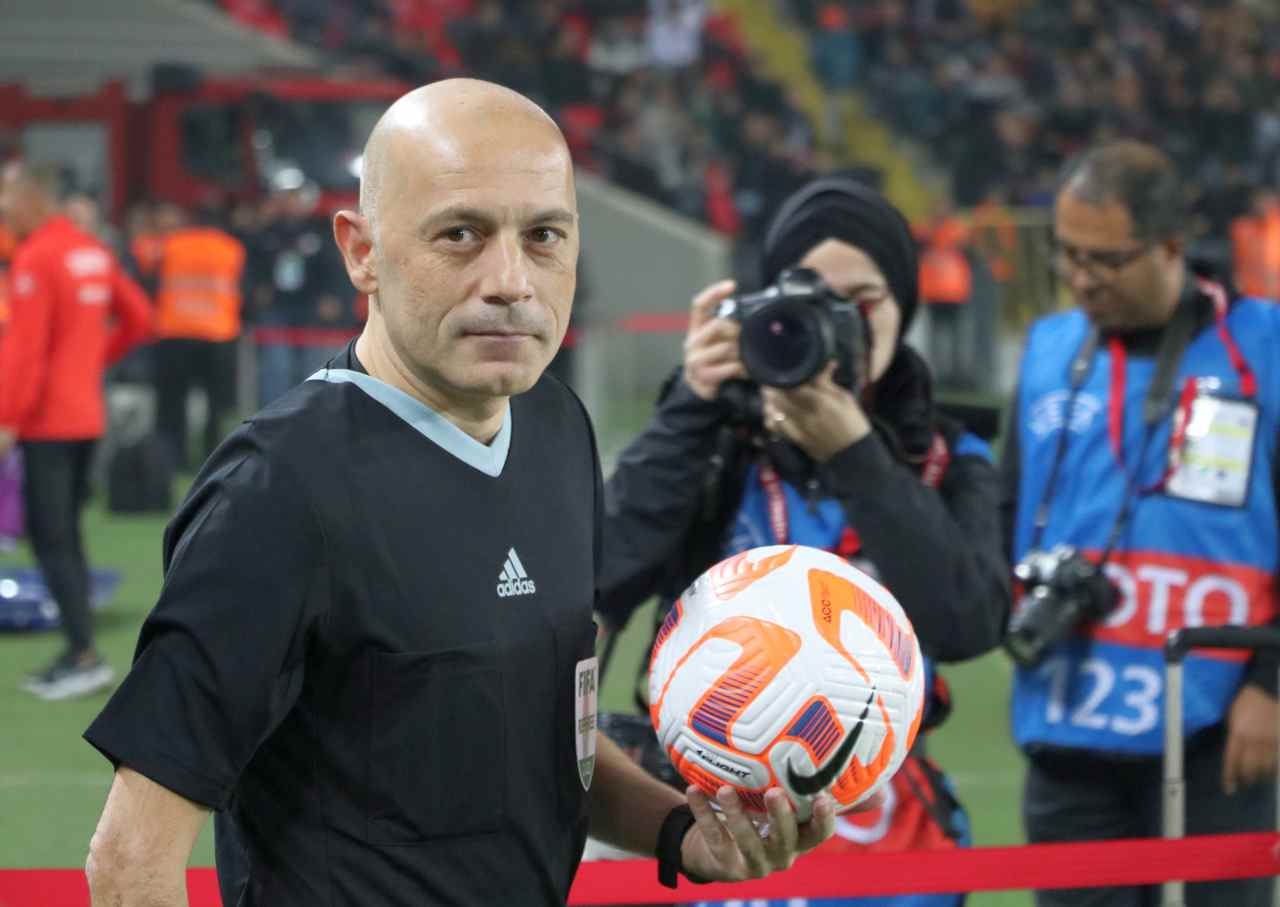 <strong>Cüneyt Çakır, Gaziantep’teki milli maçta aktif hakemlik kariyerini noktaladı</strong>