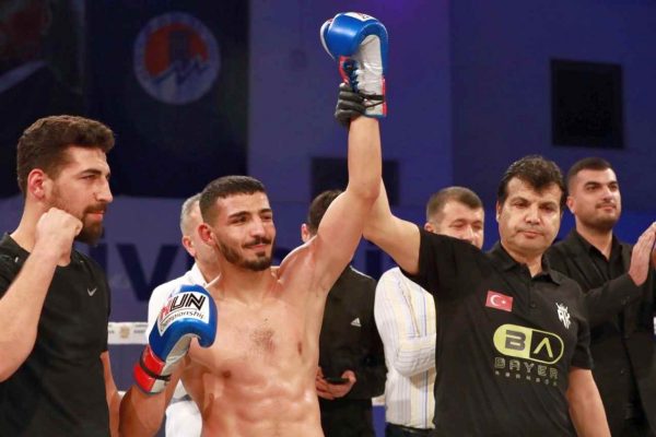 Demir yumruk bayılttı