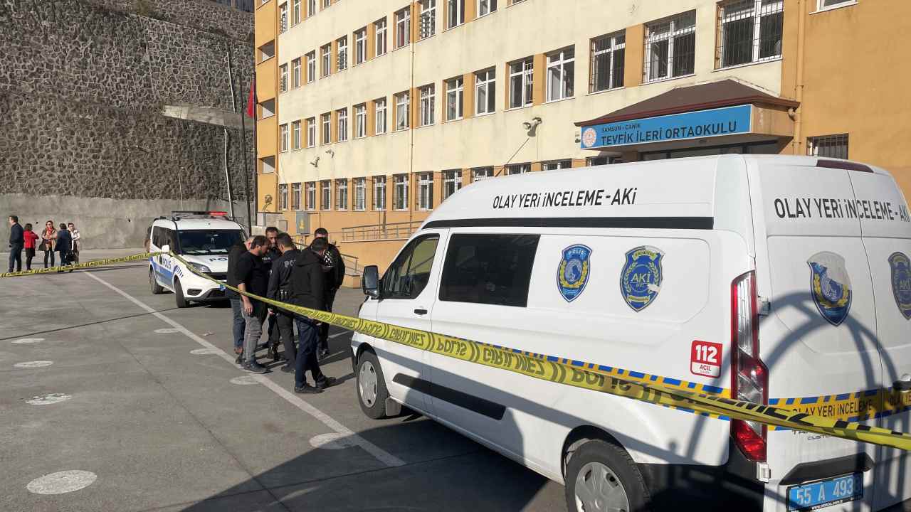 Samsun<strong>‘da oğlunun okul binasında silahla vurduğu kadın öldü, kadının arkadaşı ağır yaralandı</strong>