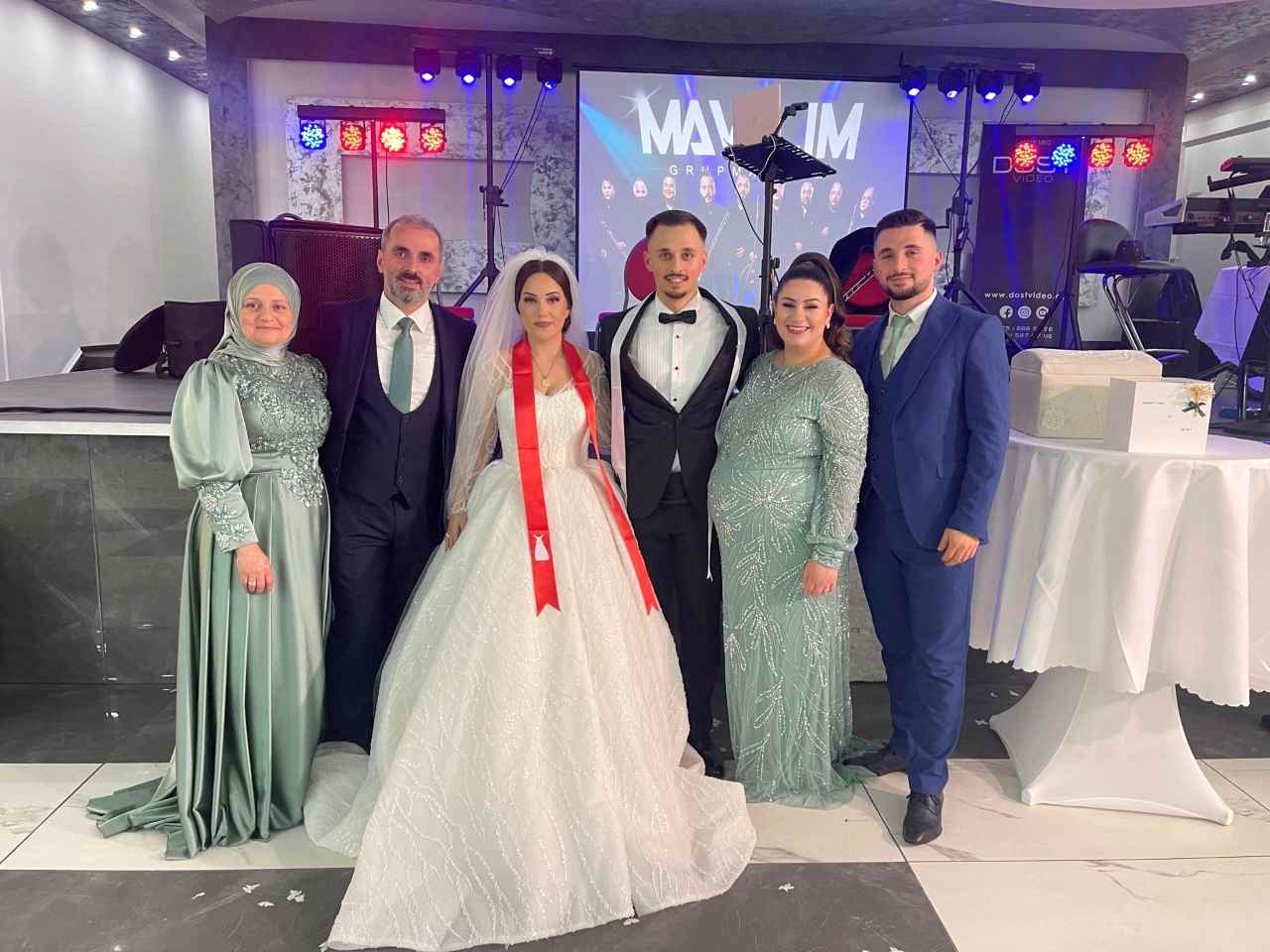 Muhteşem düğünle evlendiler