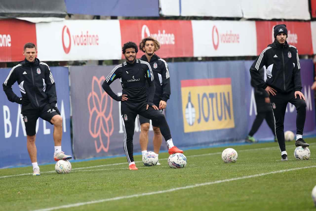 <strong>Beşiktaş’ta İspanyol futbolcu </strong>Francisco<strong> </strong>Montero,<strong> </strong>Hamburg<strong>‘a kiralandı</strong>