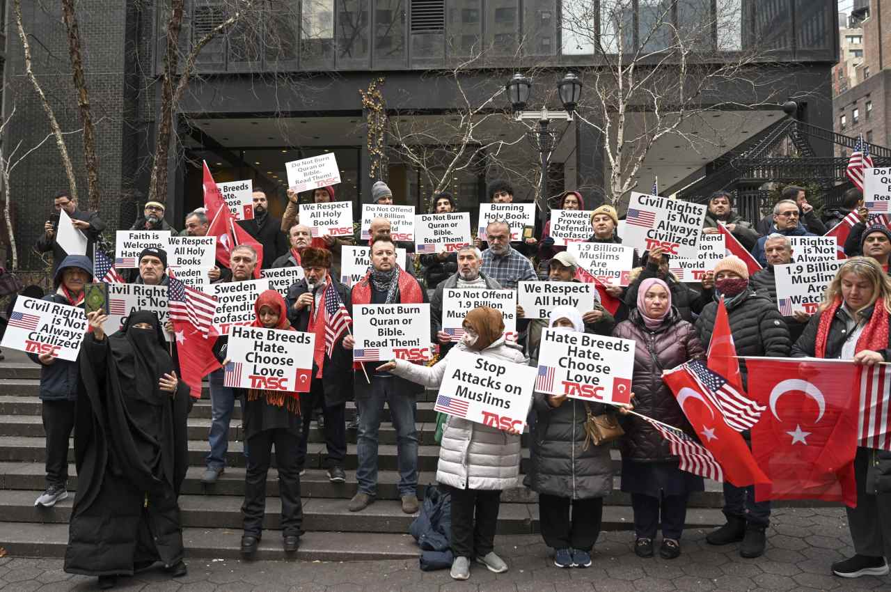 <strong>İsveç’te Kur’an-ı Kerim’in yakılması New York’ta protesto edildi</strong>