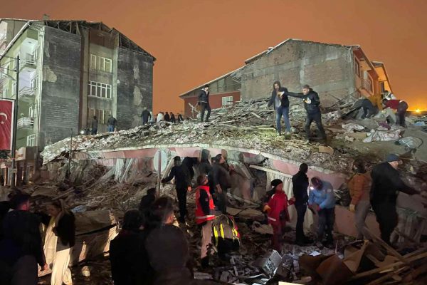 Kahramanmaraş ve Gaziantep’te deprem! Türkiye’de 7.4 büyüklüğünde deprem birçok ilde hissedildi!