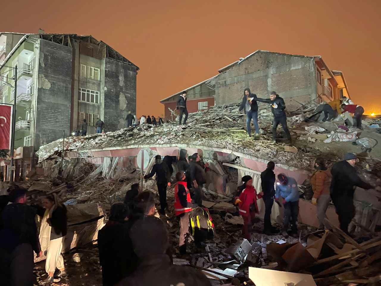 Kahramanmaraş ve Gaziantep’te deprem! Türkiye’de 7.4 büyüklüğünde deprem birçok ilde hissedildi!