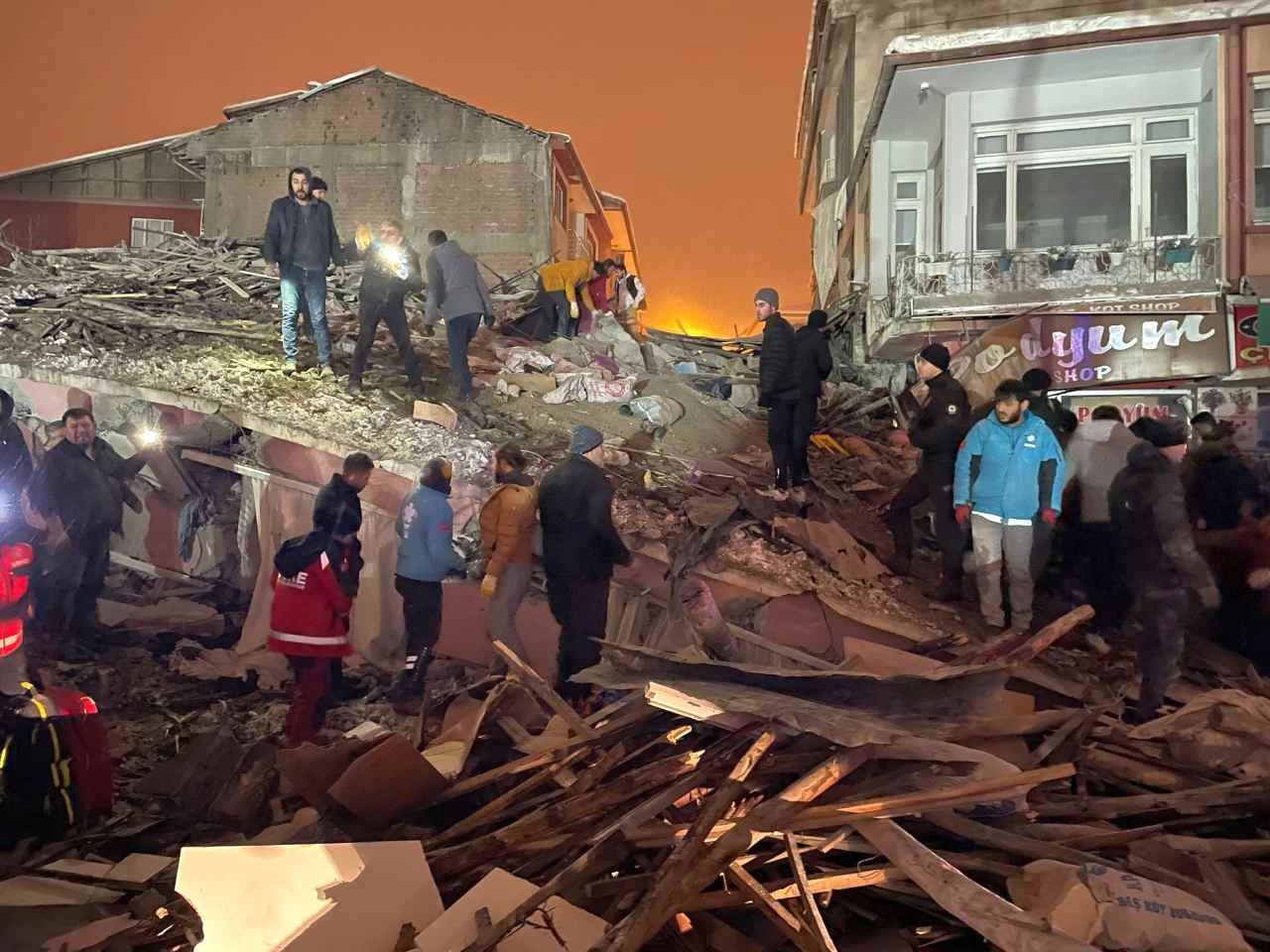 Türkei: Schwere Erdbeben an Grenze zu Syrien – Tote und Verletzte