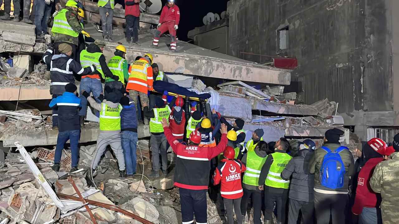 <strong>Kahramanmaraş’ta enkaz altında kalan Alper, 96 saat sonra kurtarıldı</strong>
