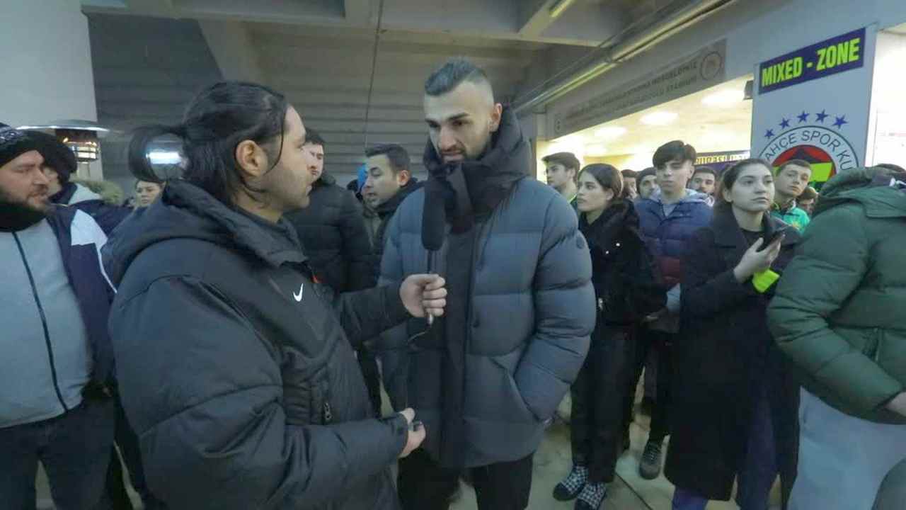 <strong>Fenerbahçeli sporcular, yardım merkezinde gönüllülerle birlikte çalışıyor</strong>