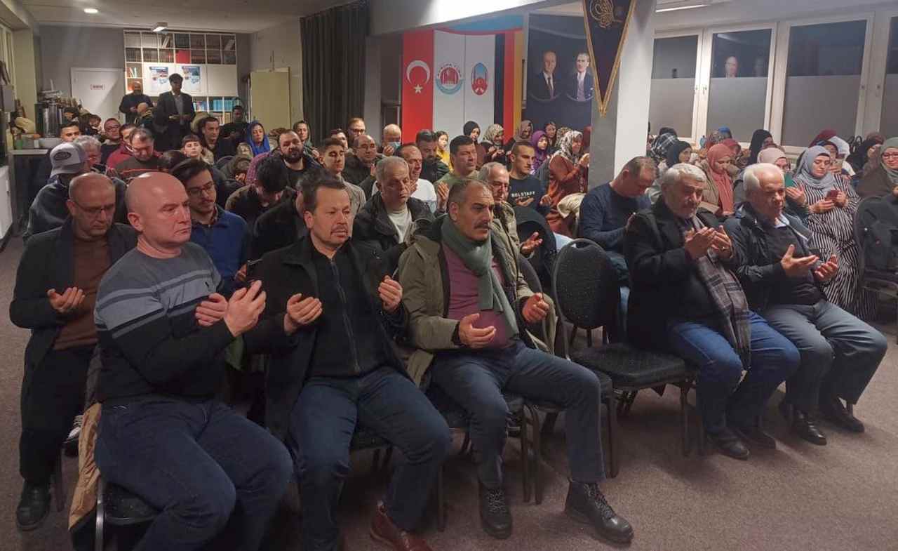 Eller, Depremde ölenler için açıldı