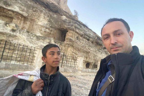 Gaziantep’te yaşıyor, 13 yaşında dünyayı sırtında  taşıyor