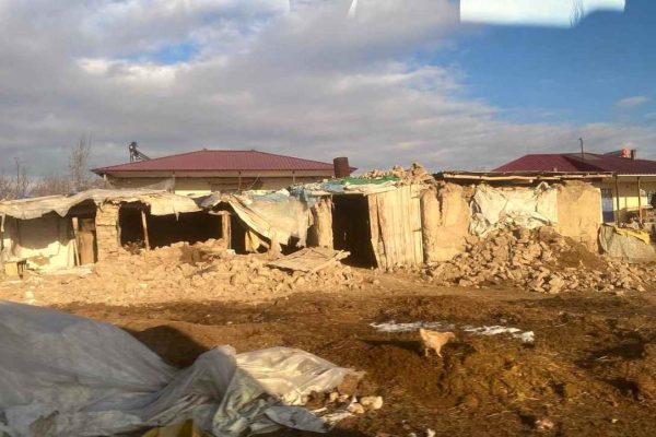 Mahsuni Şerif’in köyünde de depremde evler yıkıldı!