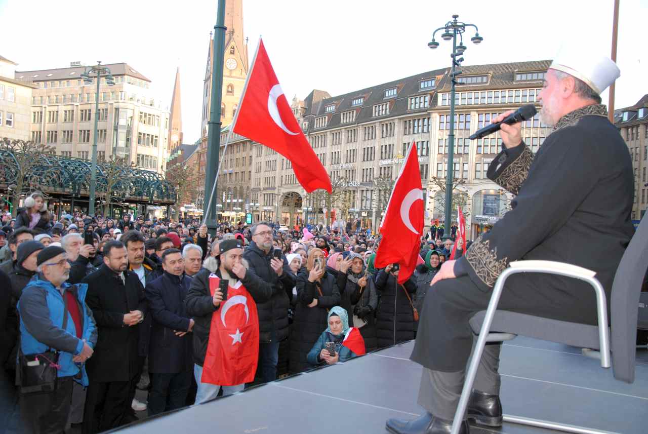 <strong>HAMBURG RATHAUS’DA DEPREMDE YİTİRİLENLER ANILDI!</strong>