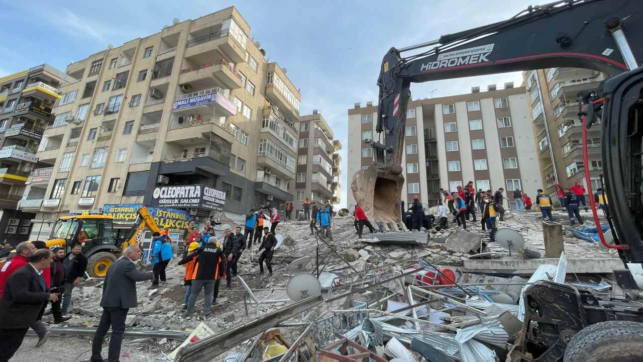 <strong> Şanlıurfa’da 6 katlı bina yıkıldı</strong>