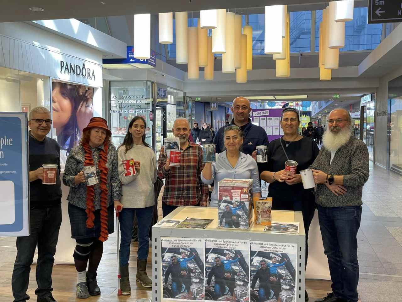 Mehmet Yıldız öncülüğünde depremzedeler için Billstedt Center’den sonra Hamburger Meile’ye stand!