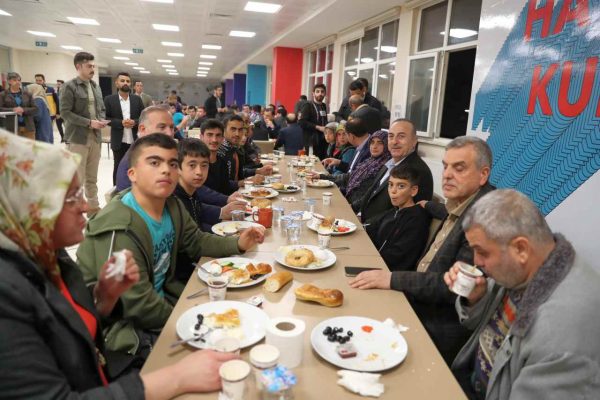 <strong>Dışişleri Bakanı Çavuşoğlu, Şanlıurfa’da depremzedelerle sahur yaptı</strong>