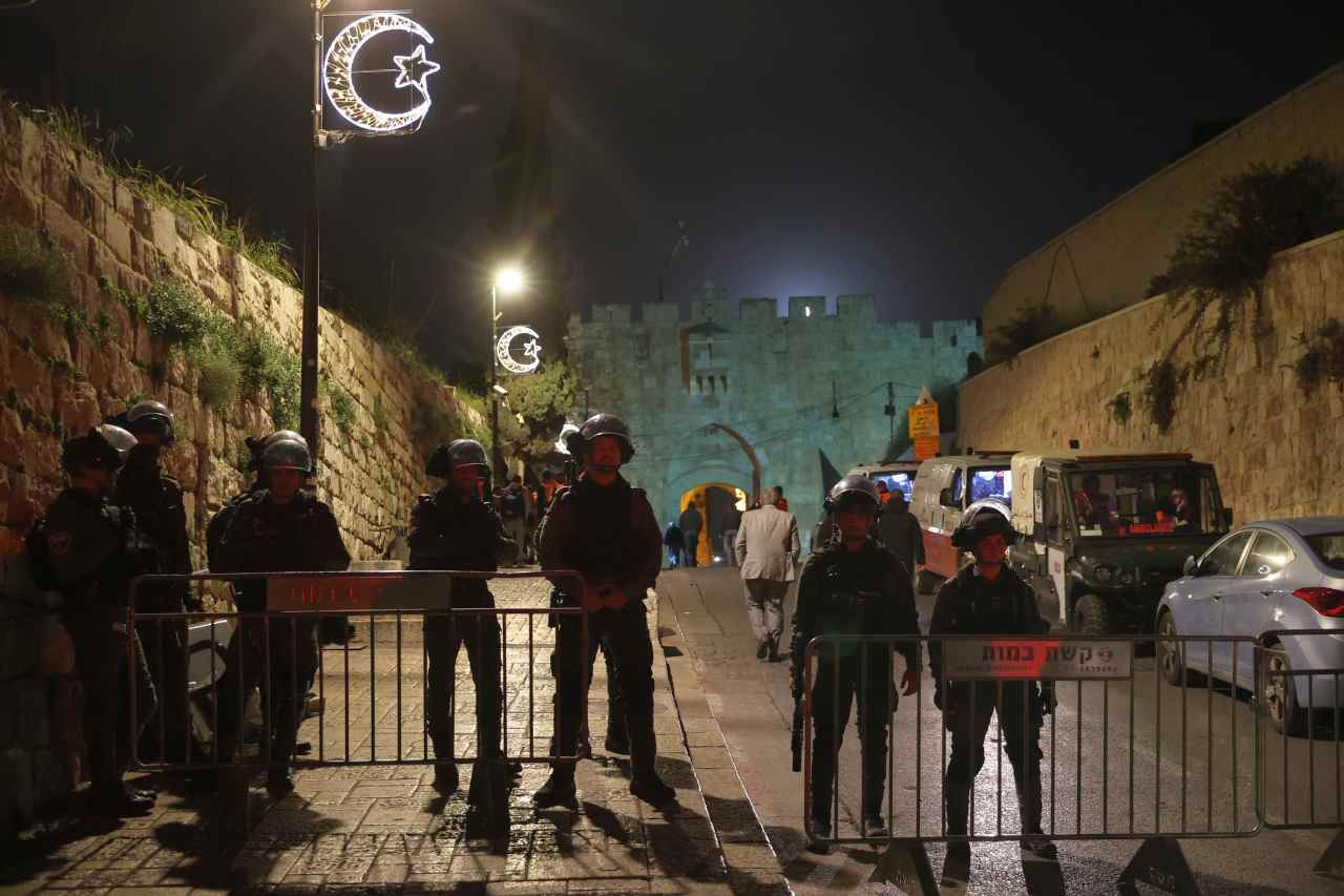 <strong>İsrail polisi, Mescid-i Aksa baskınında 200 Filistinliyi gözaltına aldı</strong>