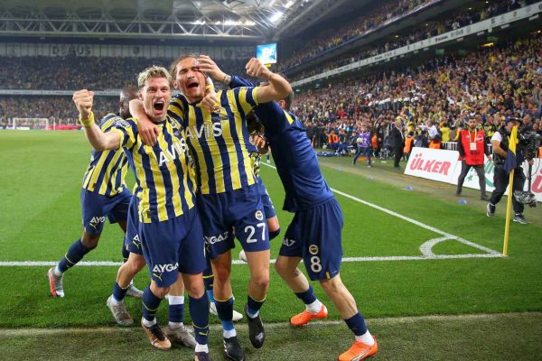 Fenerbahçe, zirve yarışına 90+6. dakikada tutundu
