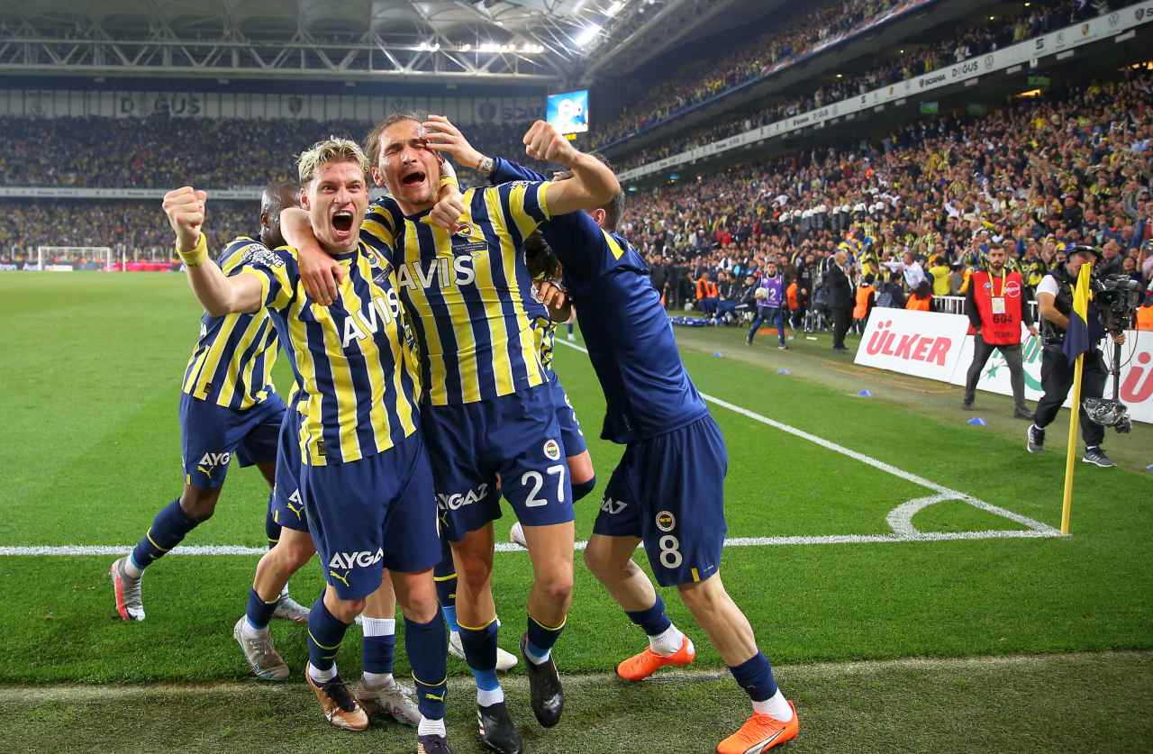 Fenerbahçe, zirve yarışına 90+6. dakikada tutundu