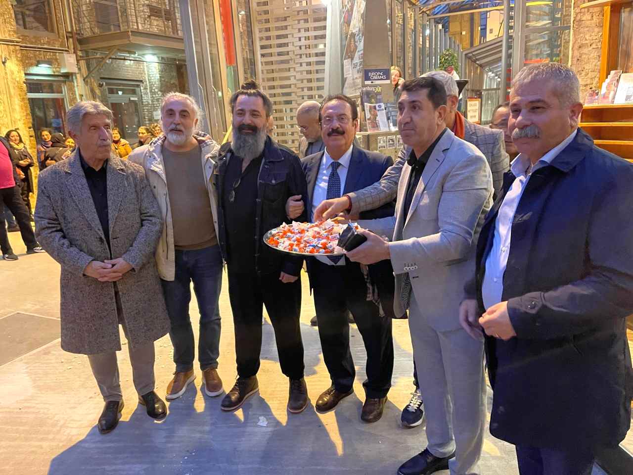 ”Kaf Kaf ” Hamburg’da seyircisiyle buluştu.