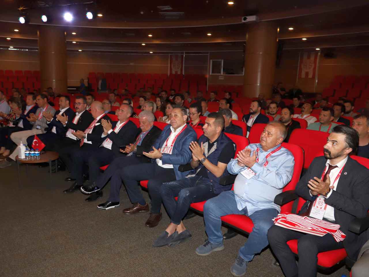 Antalyaspor AŞ eski başkanı Aziz Çetin olağanüstü genel kurulda konuştu: