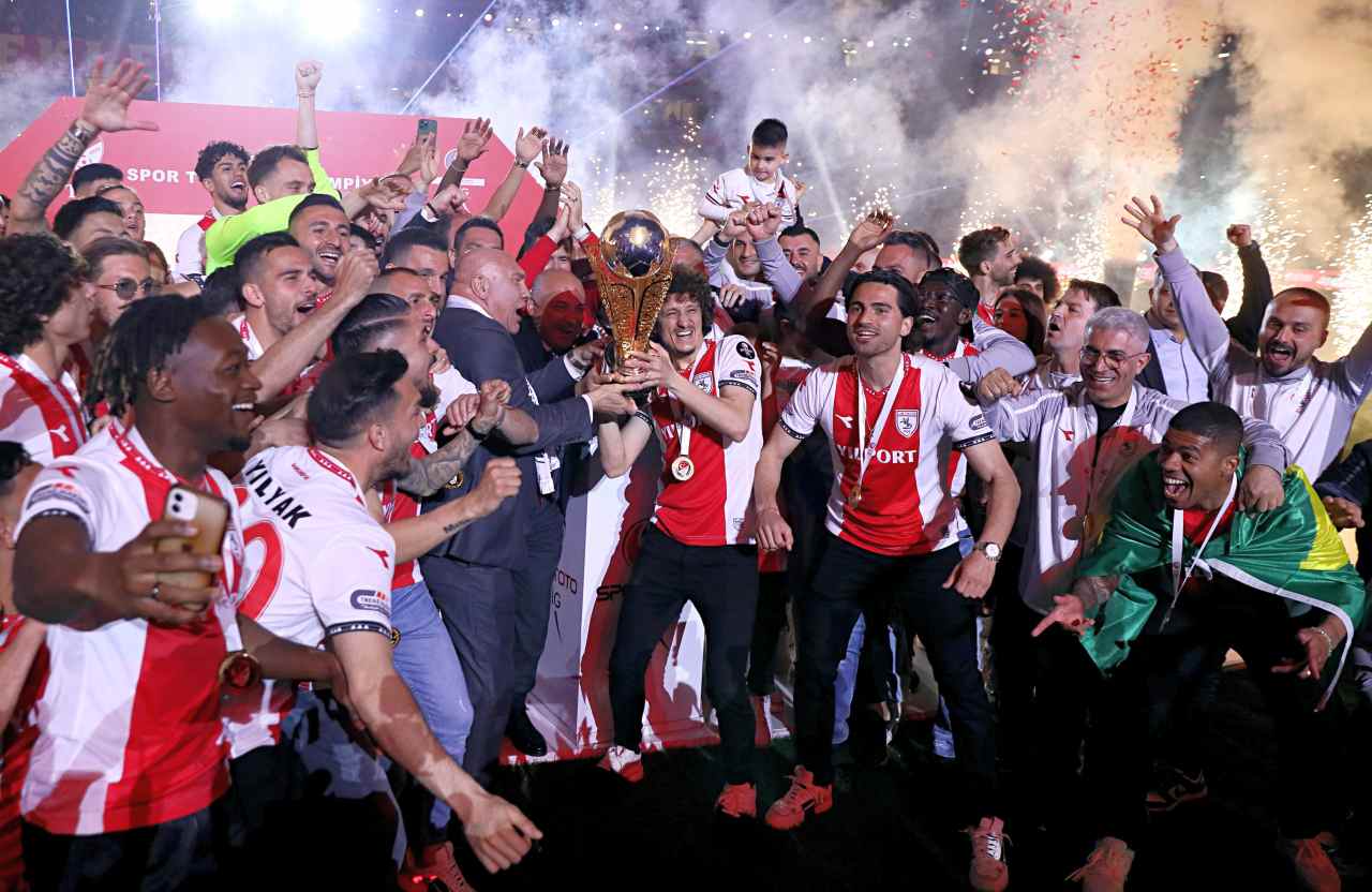 Süper Lig’e yükselen Samsunspor kupasını aldı