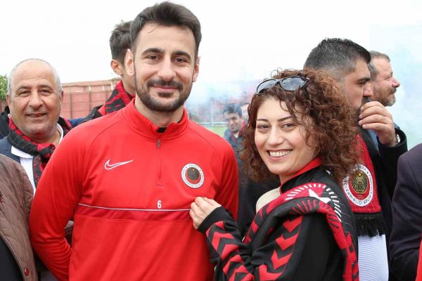 Gençlerbirliği taraftarı, futbolculara Cumhuriyet altını hediye etti