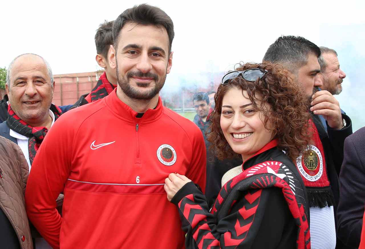Gençlerbirliği taraftarı, futbolculara Cumhuriyet altını hediye etti