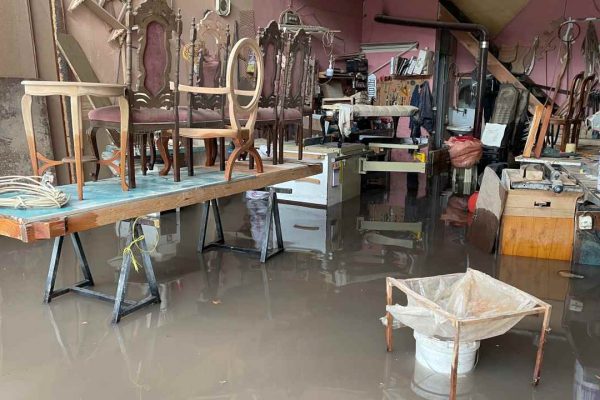 Samsun’da sel, buzdolabı ve çamaşır makinesini sürükledi!