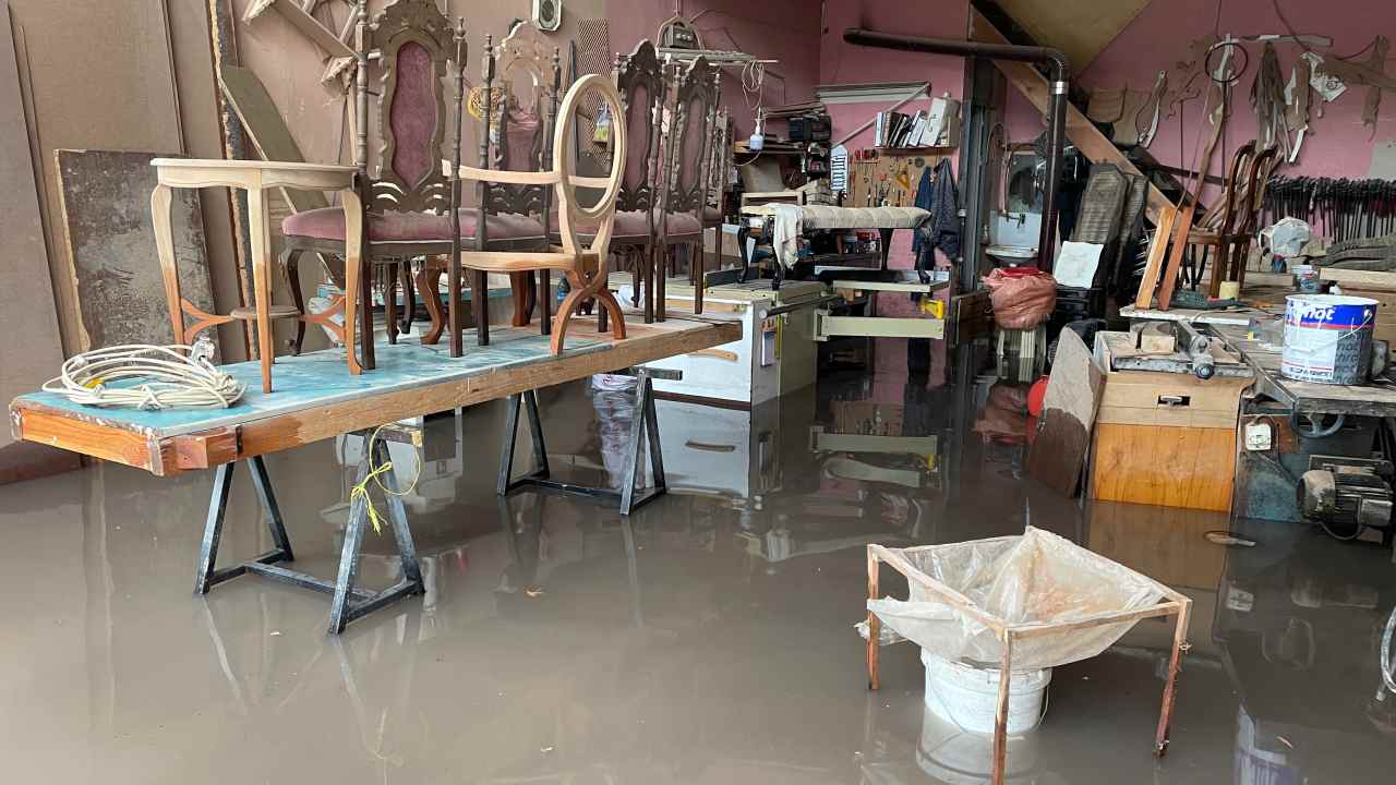 Samsun’da sel, buzdolabı ve çamaşır makinesini sürükledi!