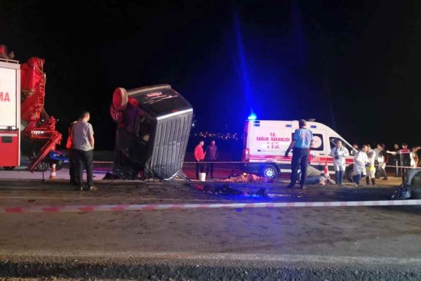 Gaziantep’te Otomobil ile Hafif Ticari Araç Kafa Kafaya Çarpıştı: 6 Ölü, 1 Yaralı