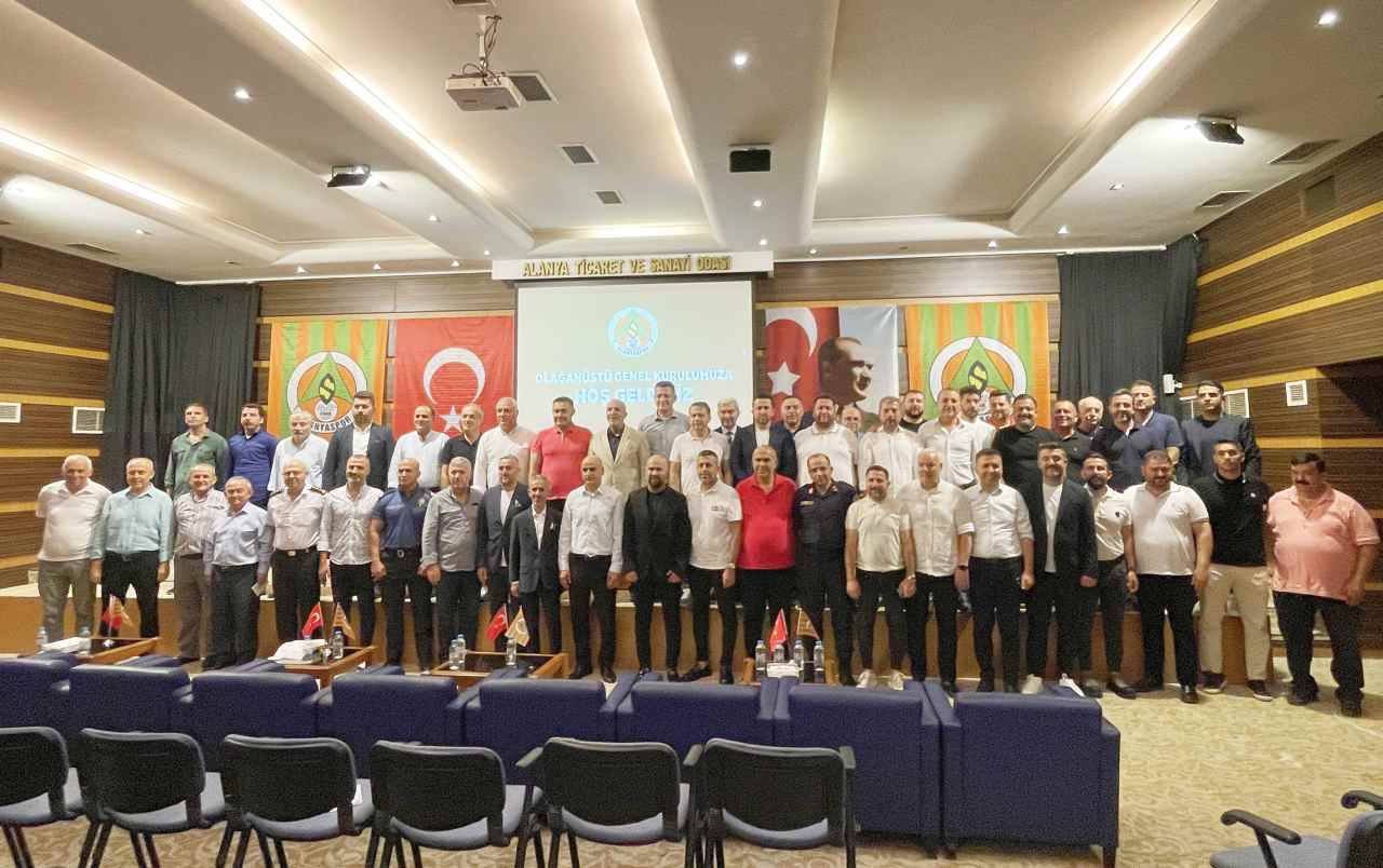 Alanyaspor Kulübünün olağanüstü genel kurulunda Çavuşoğlu, başkanlığa yeniden seçildi